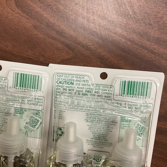 Air Wick Plug In Scented Oil 2 Refills, Bonfire & Crisp Fall Air - Picture 2 of 2